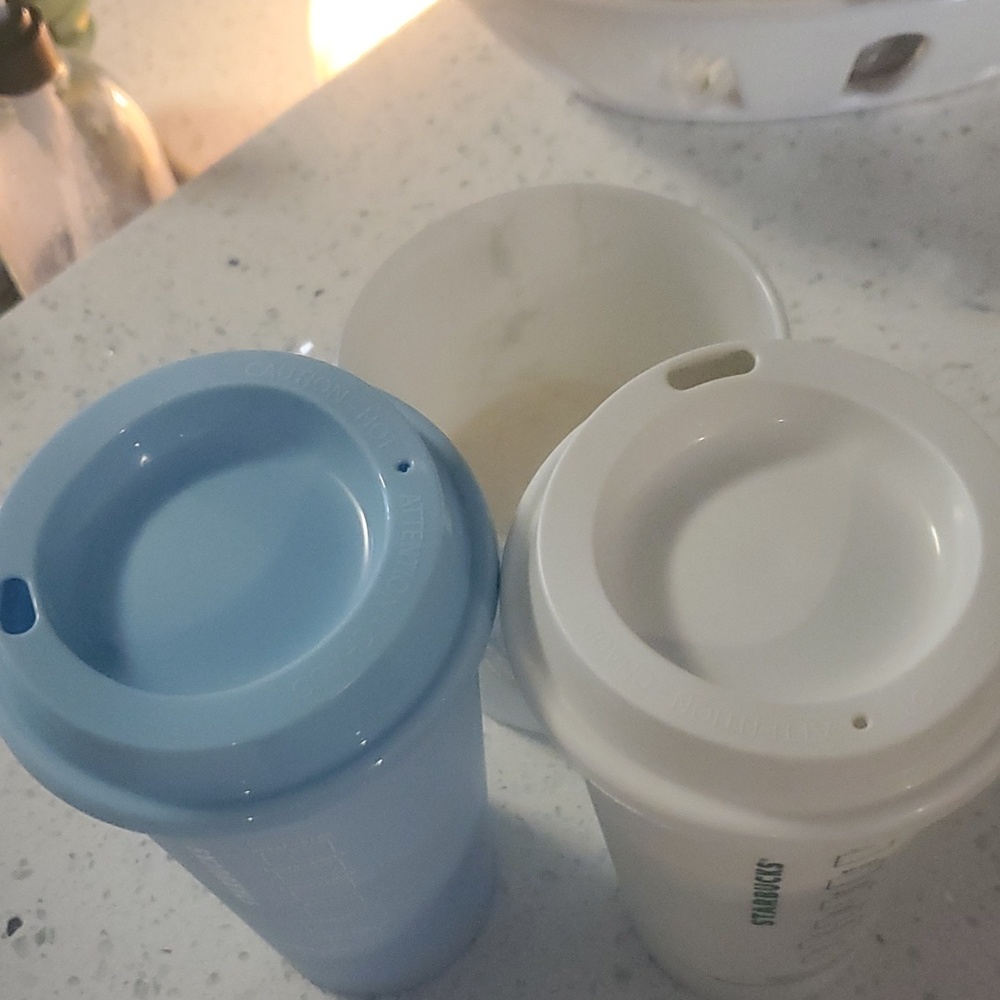 Two Starbucks plastic travel cups - Picture 3 of 4